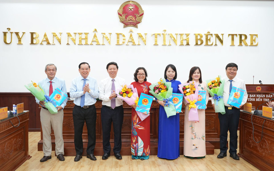 Ông Trần Thanh Lâm - Phó Bí thư thường trực Tỉnh ủy Bến Tre trao quyết định cho Ban Giám đốc Sở Nội vụ.