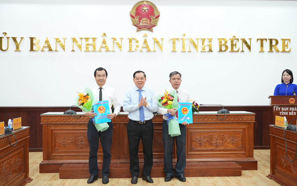 Ông Trần Ngọc Tam - Chủ tịch UBND tỉnh Bến Tre trao quyết định cho ông Đoàn Hải Nam và ông Nguyễn Văn Bảy.