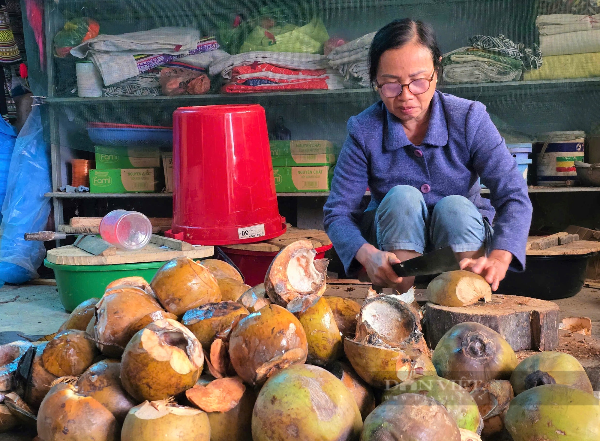 Dân bản nuôi con mình tròn mẩy, cả ngày chỉ ngọ nguậy, ăn béo ngậy, khách tìm đến tận nhà để mua - Ảnh 4.