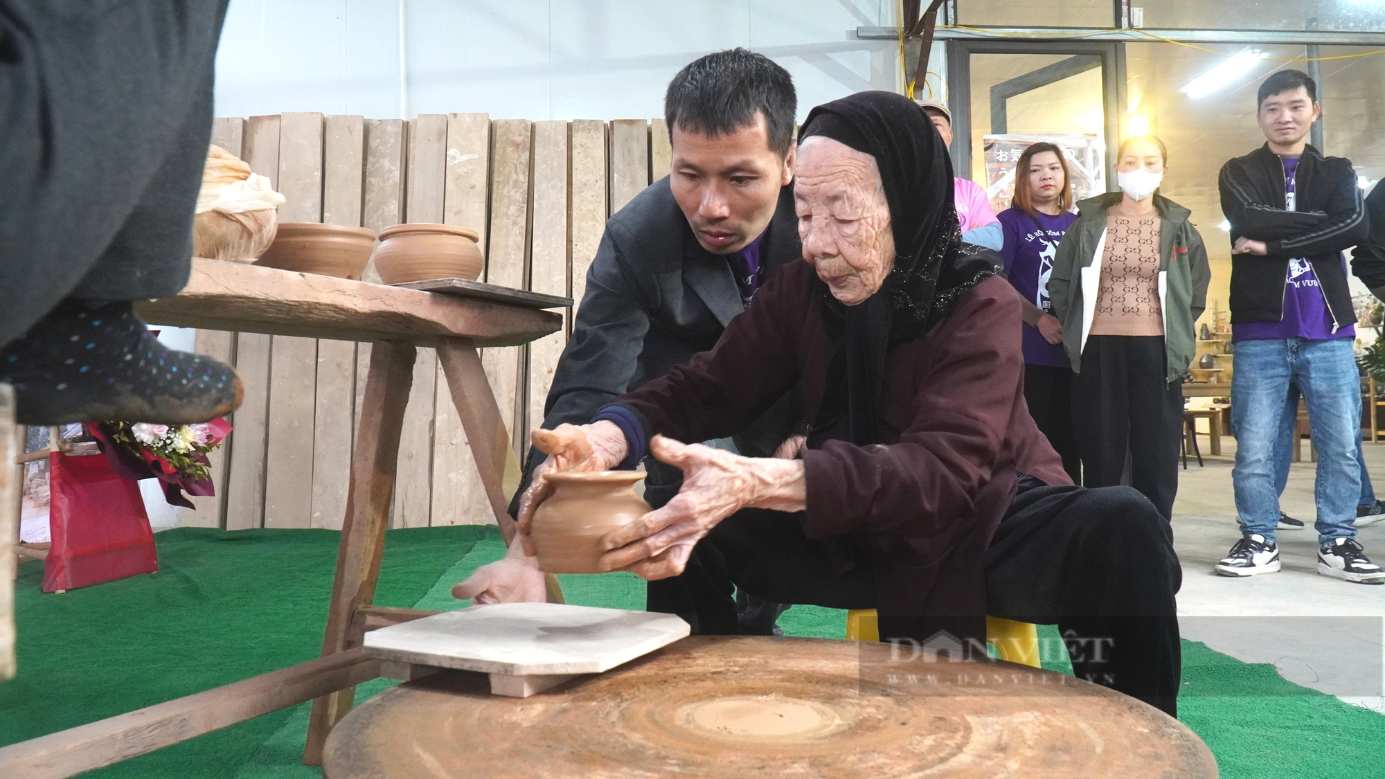 Làng gốm 800 năm ở Bắc Ninh làm “mê hoặc” cán bộ ngoại giao Nhật Bản, nơi có dòng men da lươn nổi tiếng - Ảnh 10.