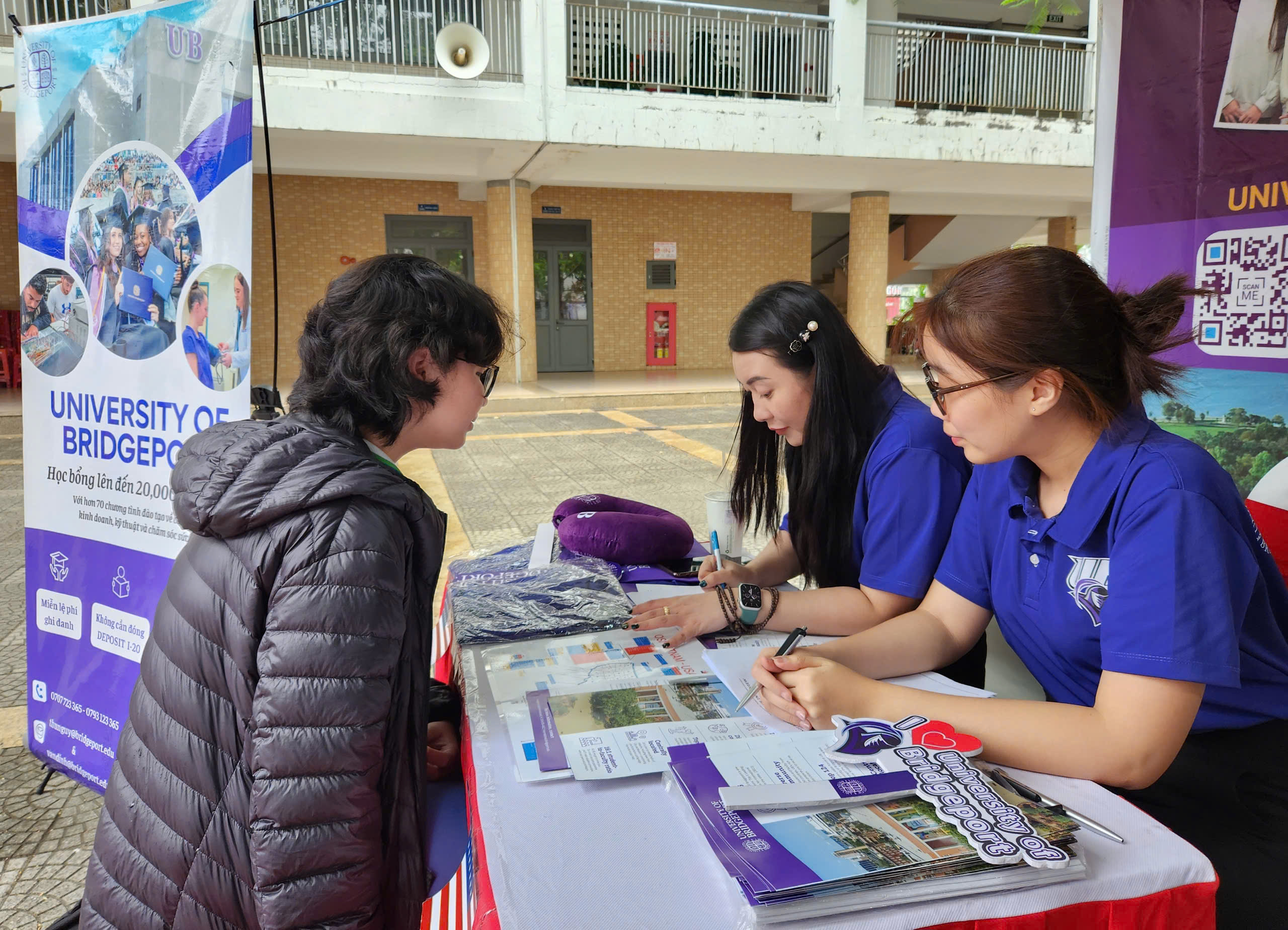 Đà Nẵng: Học sinh thích thú khám phá gian hàng tư vấn mùa thi năm 2025- Ảnh 5.