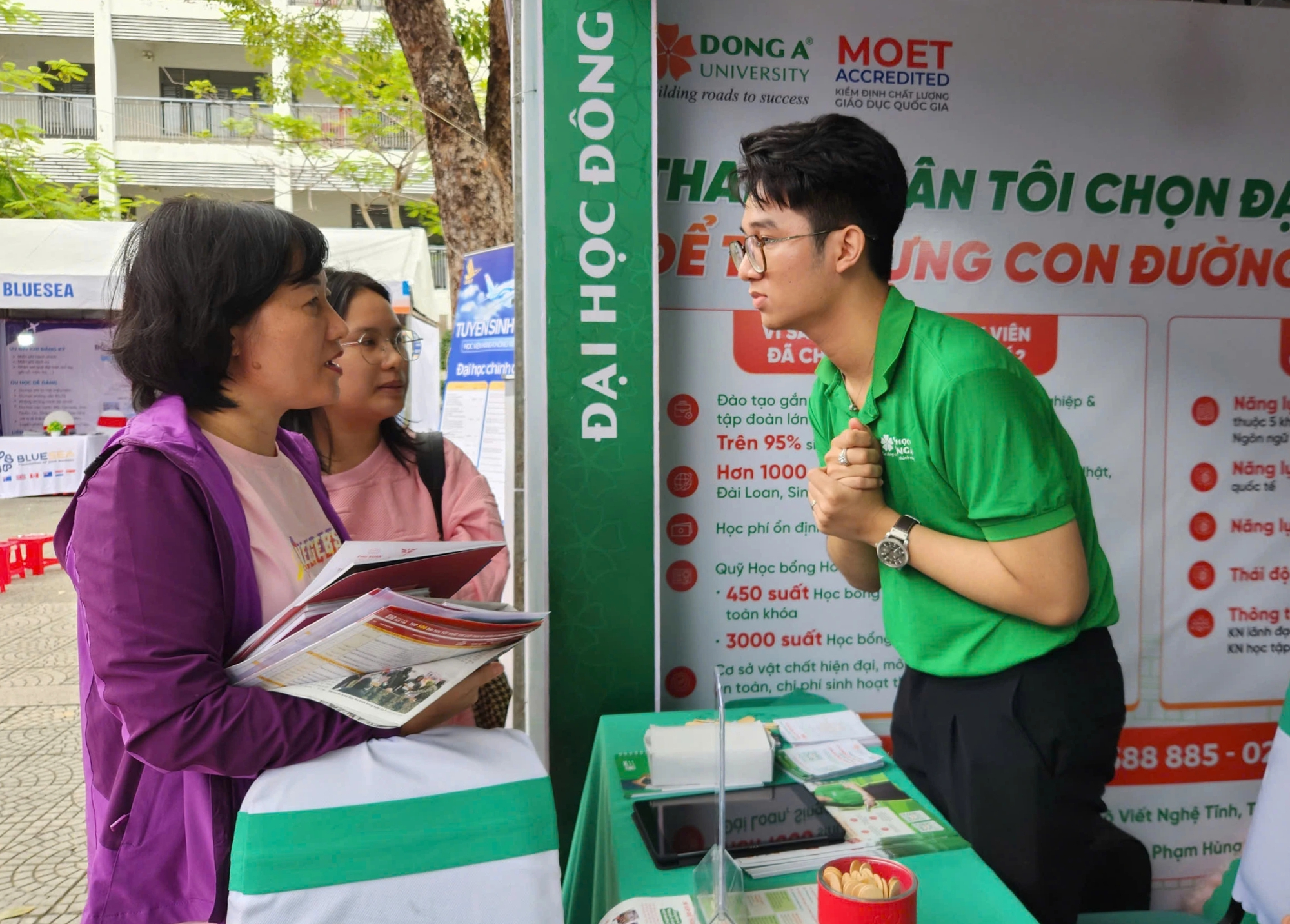 Đà Nẵng: Học sinh thích thú khám phá gian hàng tư vấn mùa thi năm 2025- Ảnh 14.