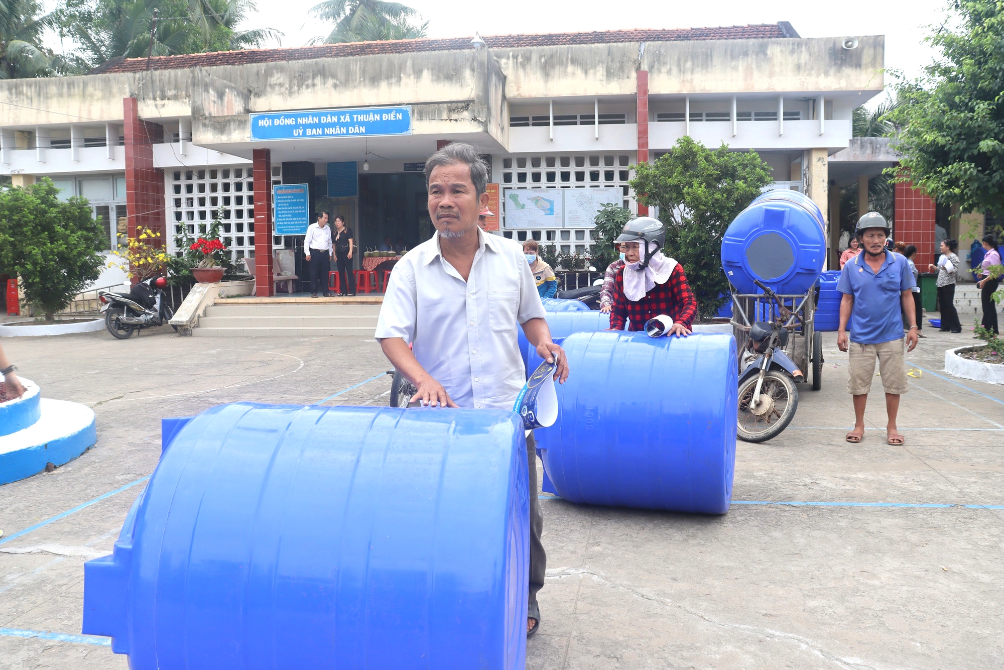 Hội Nông dân tỉnh Bến Tre trao bồn nước cho hội viên, nông dân vùng hạn mặn- Ảnh 3.