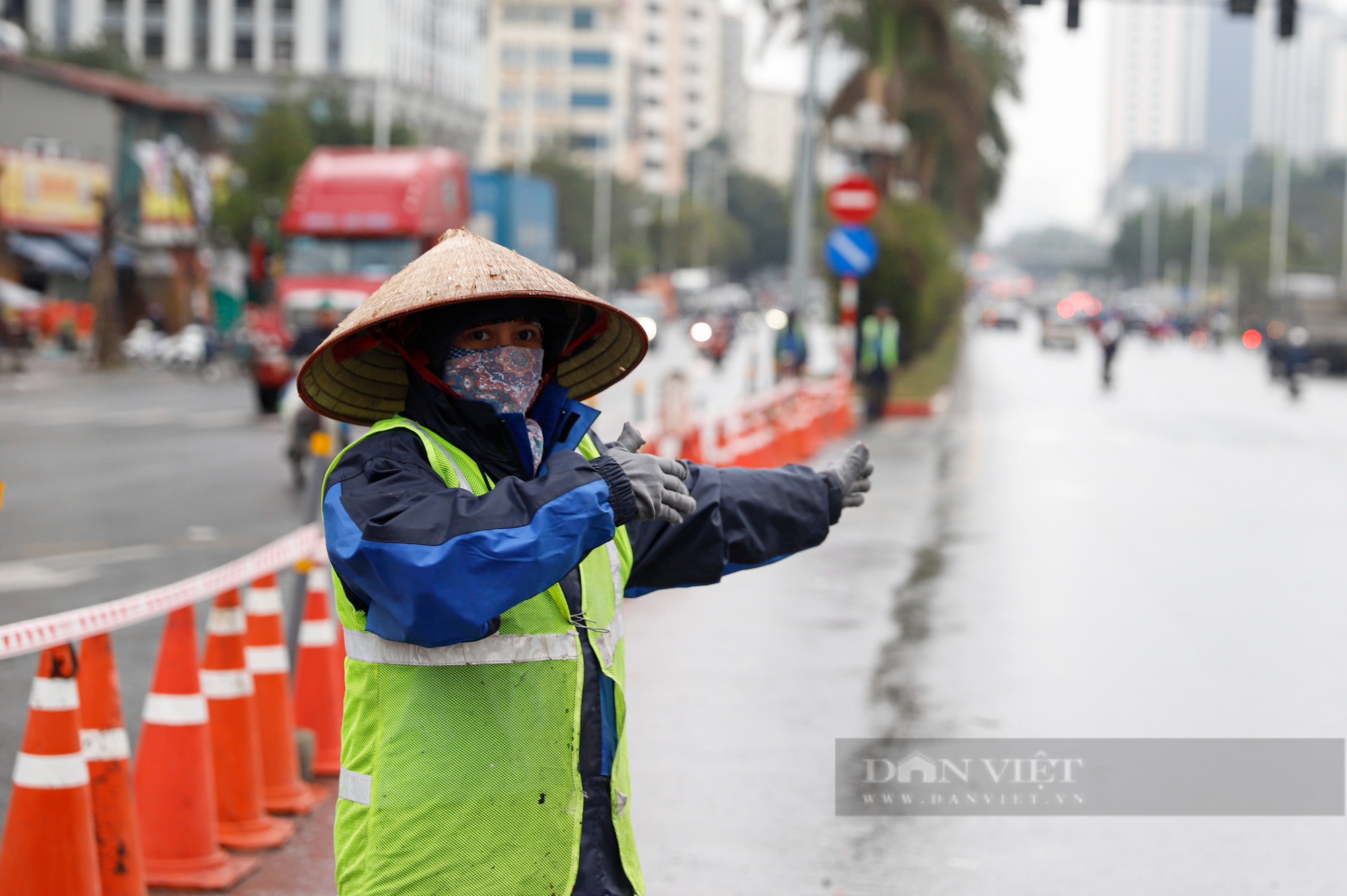 Sau khi tắt đèn đỏ, 