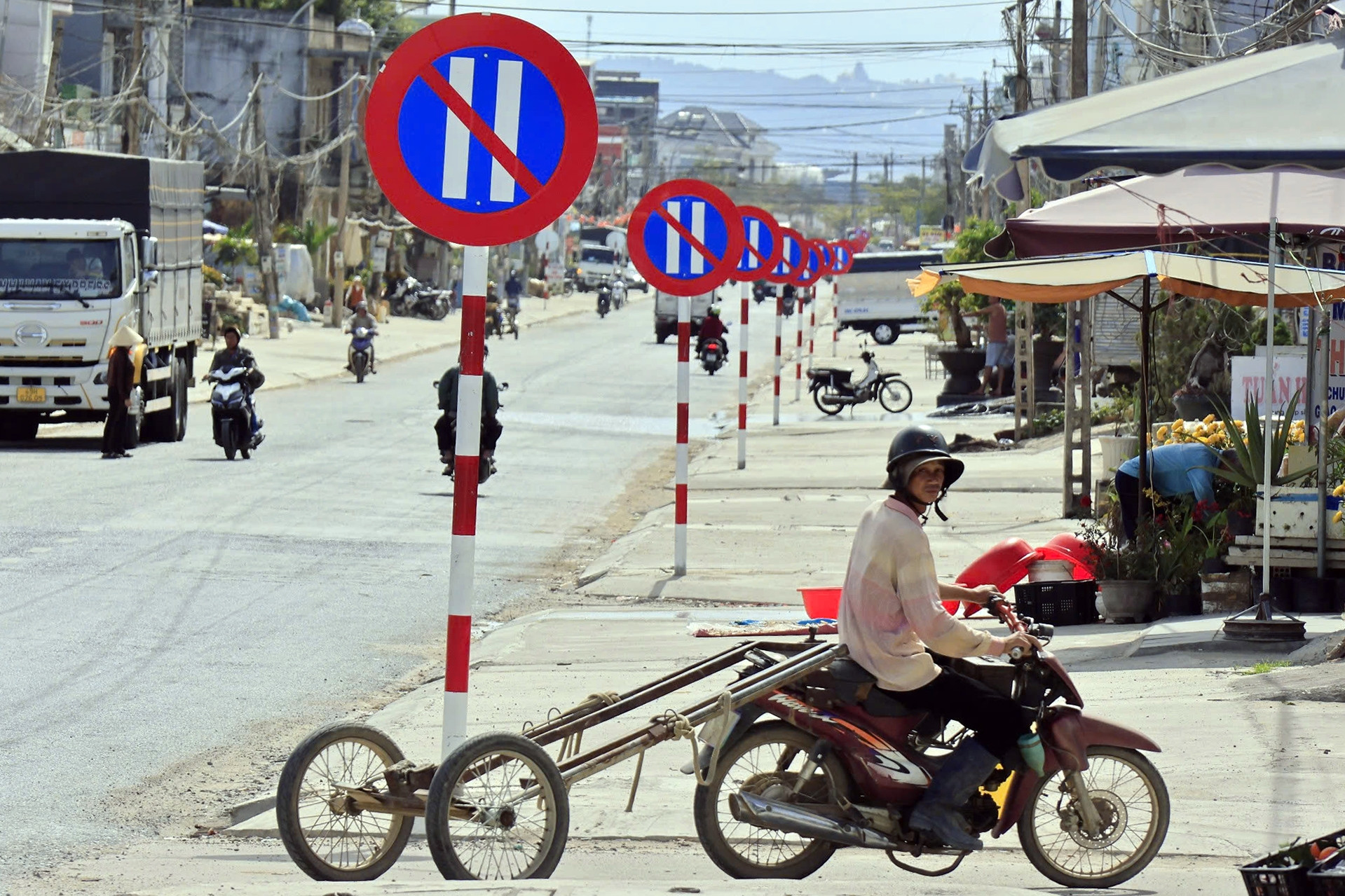 Vụ 23 biển cấm đỗ xe ngày chẵn trên 1km đường: Chính quyền chỉ đạo tháo dỡ