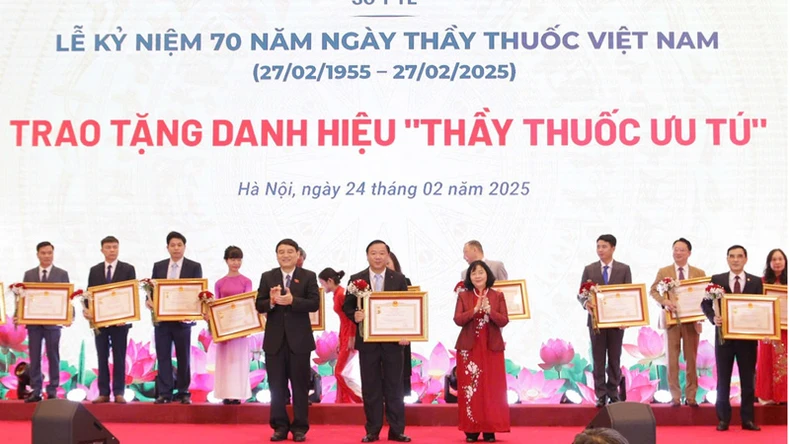 Ngành y tế Hà Nội nỗ lực góp phần tạo nguồn lực tốt nhất cho Thủ đô vươn mình, cất cánh ảnh 5