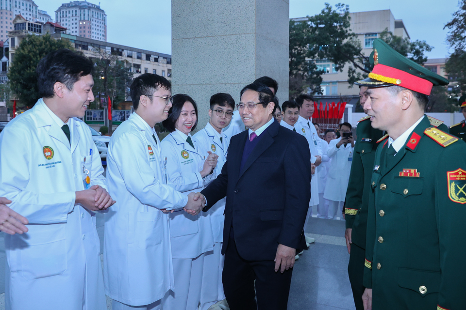 Thủ tướng Phạm Minh Chính tới thăm, động viên đội ngũ cán bộ, bác sĩ, chiến sĩ, nhân viên y tế, người lao động của Bệnh viện 103 - Ảnh: VGP/Nhật Bắc  