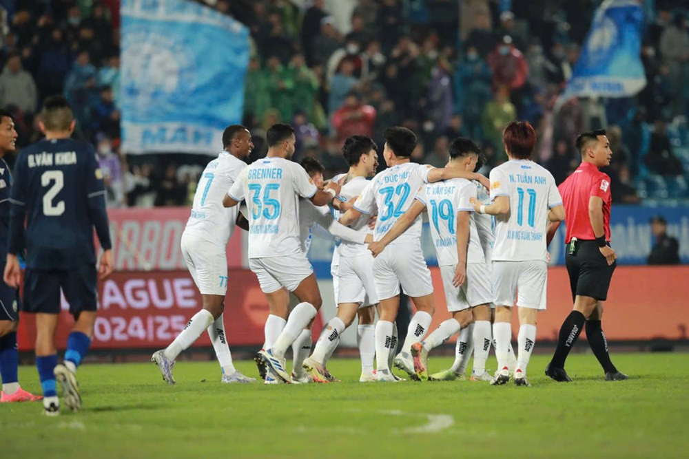 Tuấn Anh rực sáng, CLB Nam Định thắng đậm Bình Định: Cuộc đua vô địch V-League gay cấn- Ảnh 3.