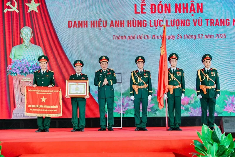 Vững vàng nơi tuyến đầu, Khoa hồi sức tích cực Bệnh viên 175 đón nhận Danh hiệu Anh hùng lần II