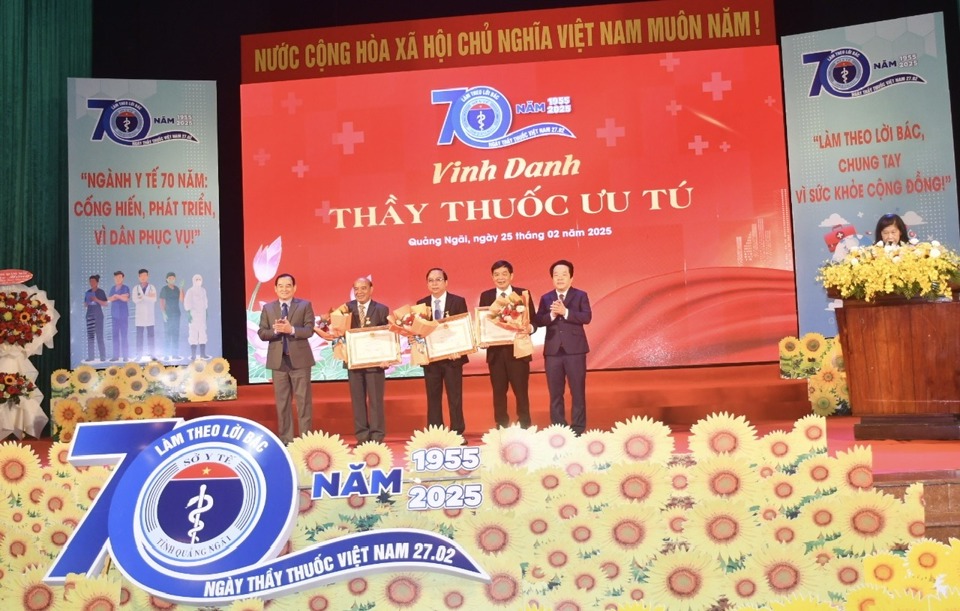 Lãnh đạo tỉnh Quảng Ngãi tặng hoa chúc mừng 3 thầy thuốc ưu tú.