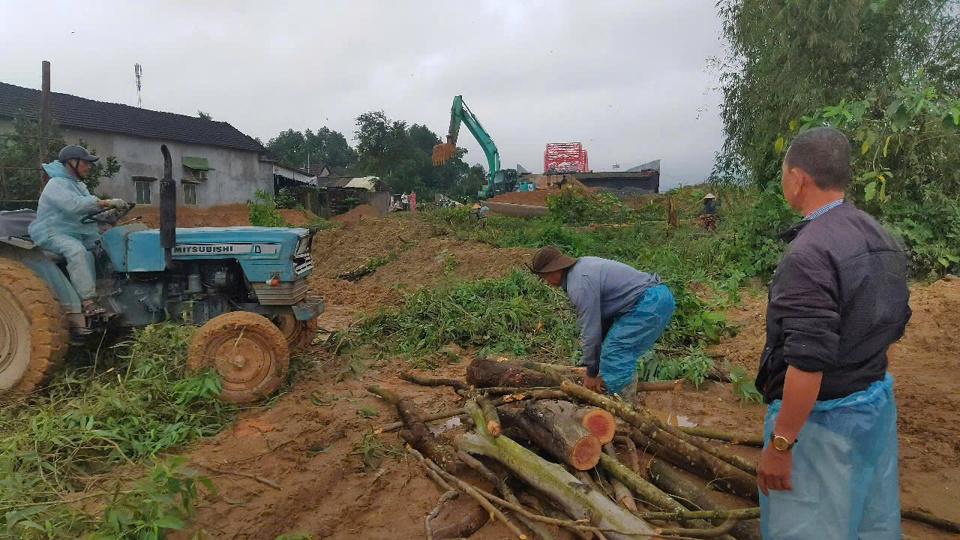 Chính quyền huyện Sơn Tịnh tổ chức cưỡng chế thu hồi đất.