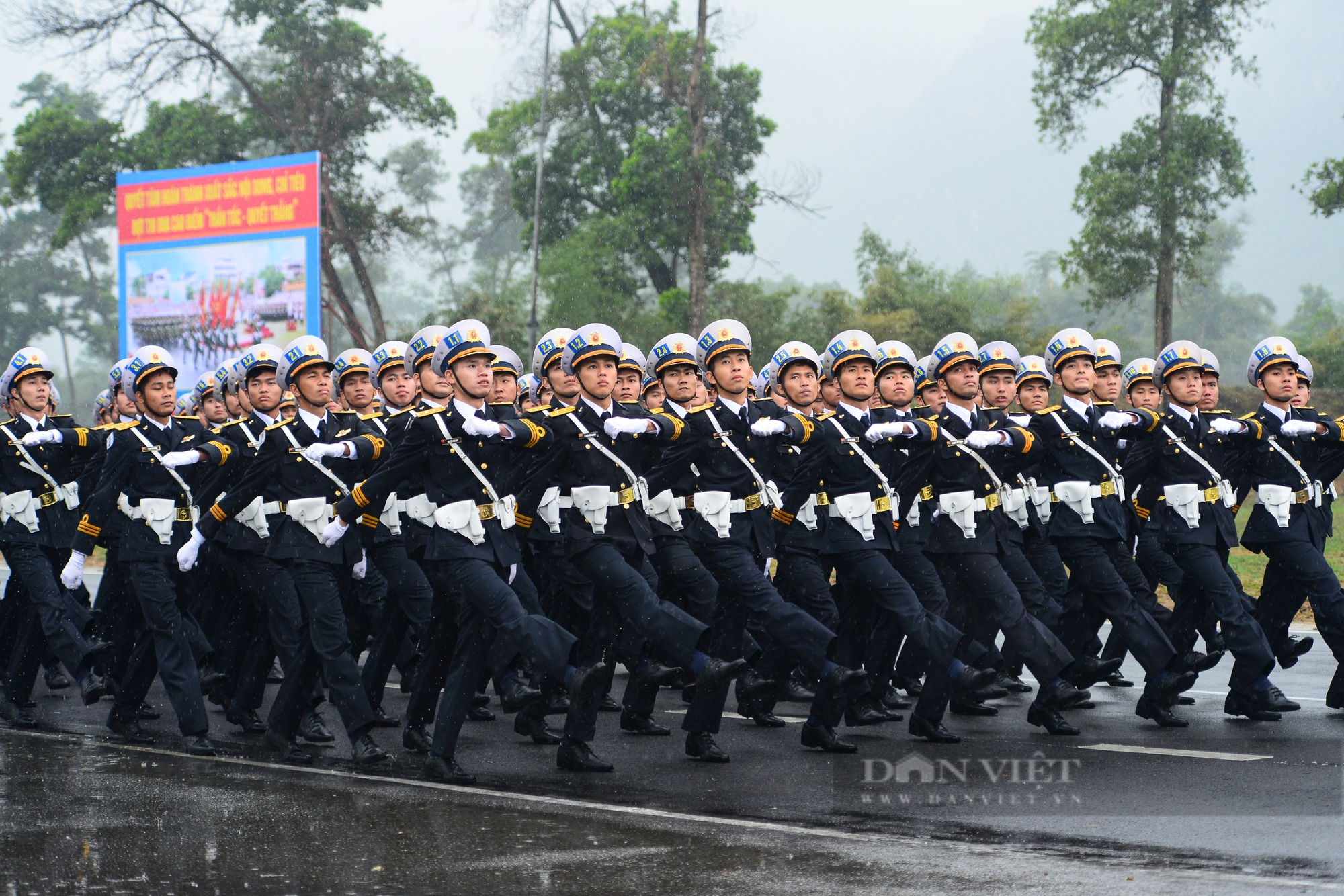 Các lực lượng quân đội tập luyện dưới mưa rét 14 độ C ở Hà Nội hướng về Ngày giải phóng Miền Nam- Ảnh 8.