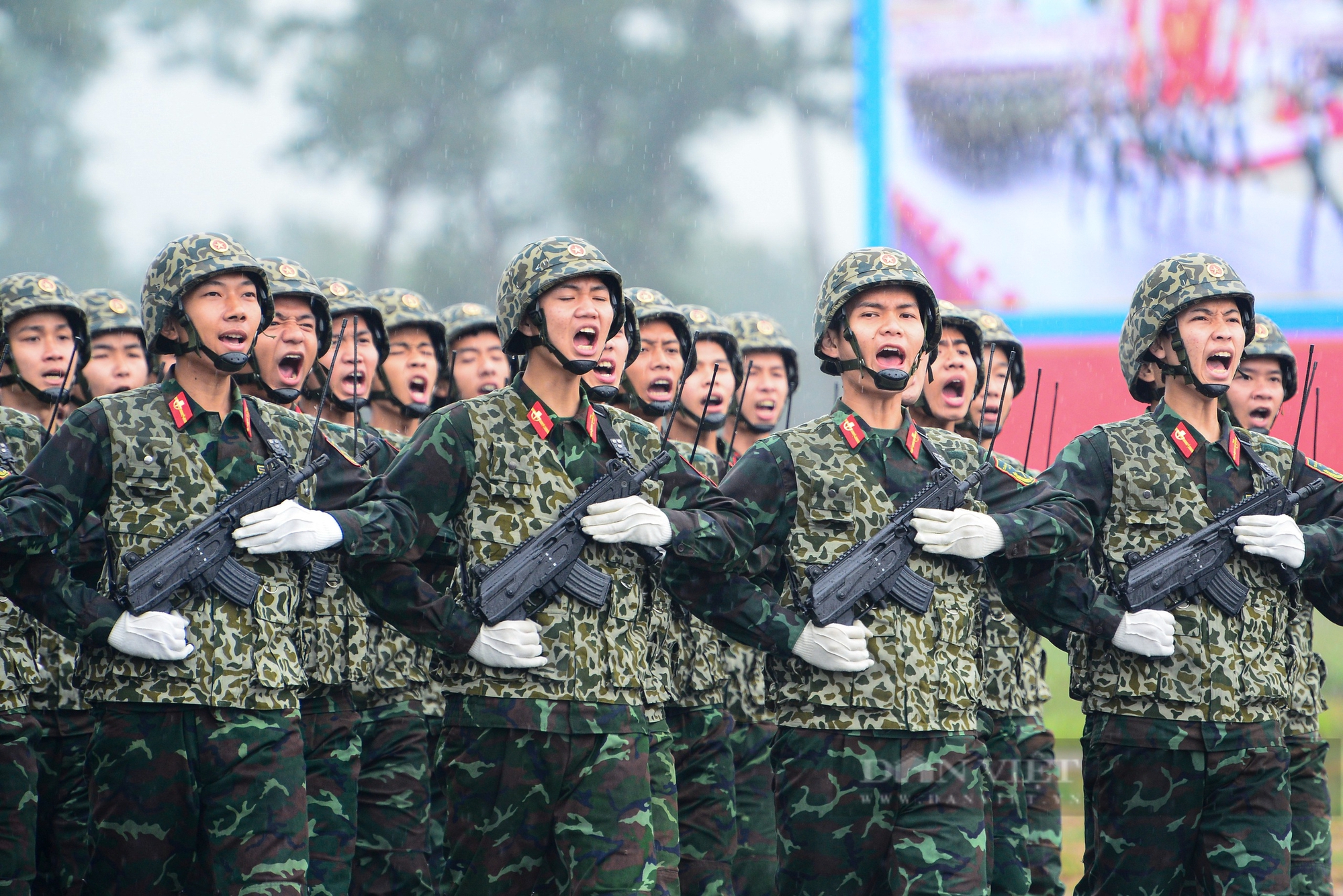 Các lực lượng quân đội tập luyện dưới mưa rét 14 độ C ở Hà Nội hướng về Ngày giải phóng Miền Nam- Ảnh 12.