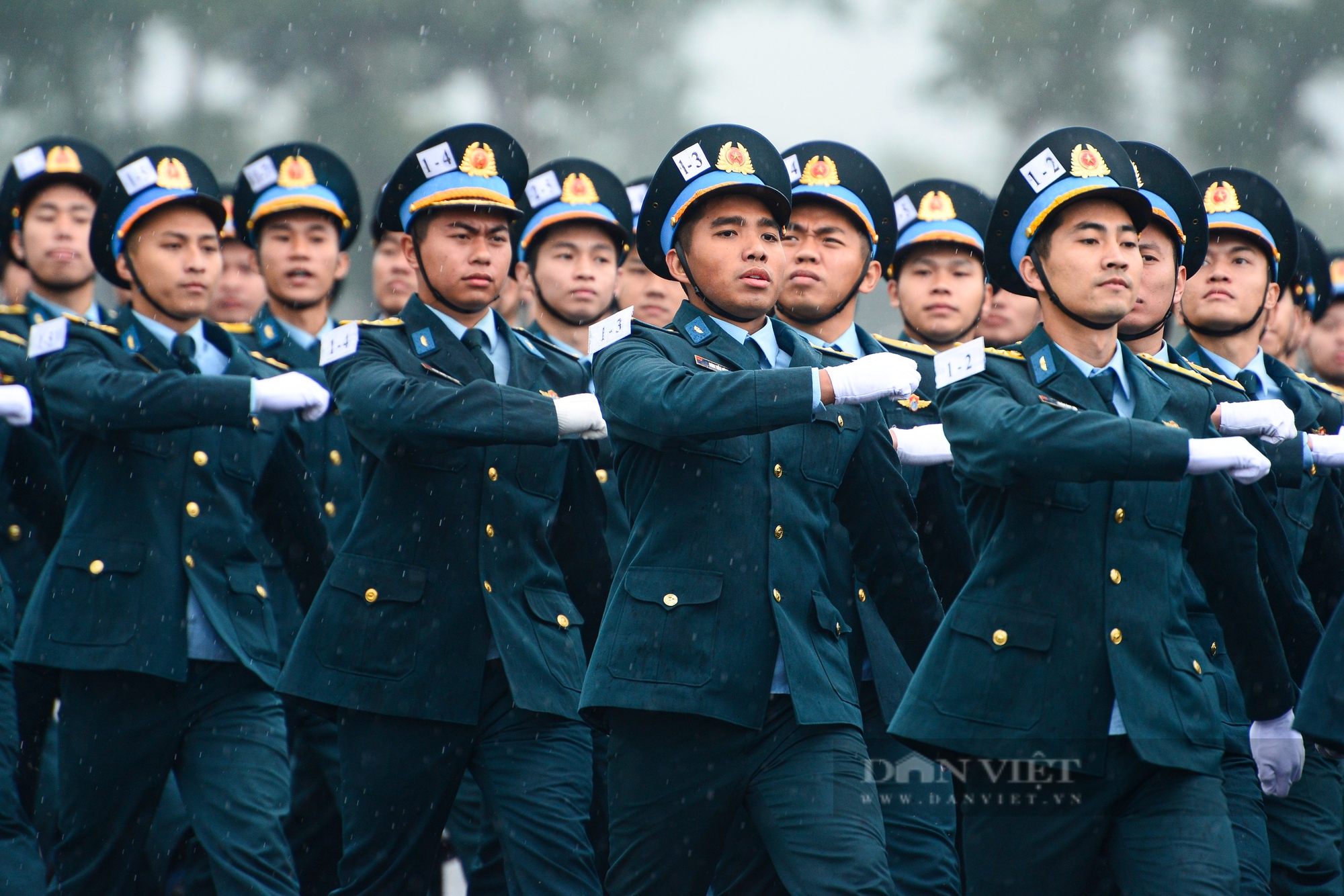 Các lực lượng quân đội tập luyện dưới mưa rét 14 độ C ở Hà Nội hướng về Ngày giải phóng Miền Nam- Ảnh 14.