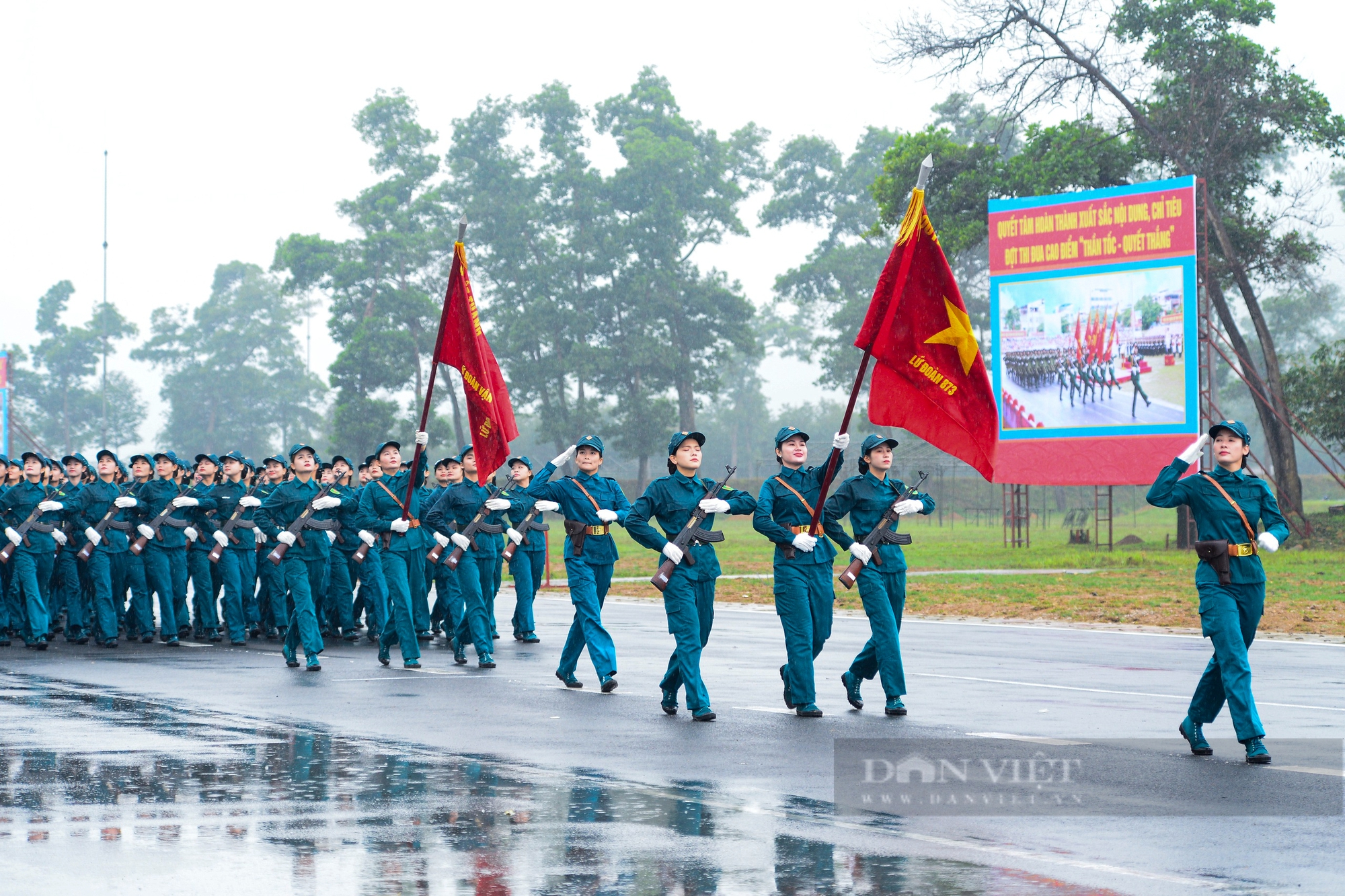 Các lực lượng quân đội tập luyện dưới mưa rét 14 độ C ở Hà Nội hướng về Ngày giải phóng Miền Nam- Ảnh 15.