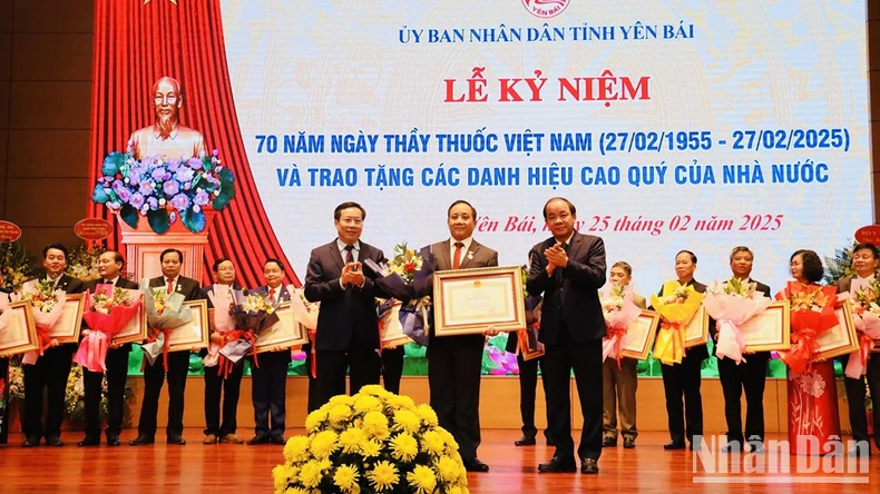 Yên Bái vinh danh, tri ân cán bộ y tế nhân kỷ niệm 70 năm Ngày Thầy thuốc Việt Nam ảnh 3