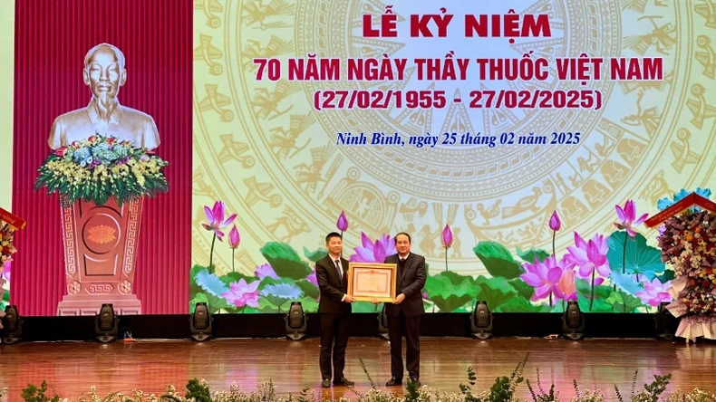 Xây dựng ngành Y tế Ninh Bình ngày càng toàn diện, vững mạnh ảnh 3