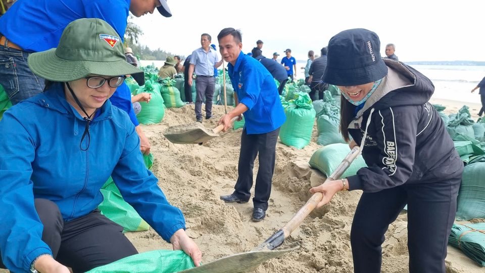 Đoàn viên thanh niên và người dân tích cực chung tay bảo vệ bờ biển.