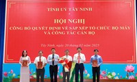 Tiến sĩ Nguyễn Tấn Đức (thứ 3 phải sang) nhận quyết định hợp nhất Sở Thông tin và Truyền thông và Sở Khoa học và Công nghệ thành Sở Khoa học và Công nghệ.