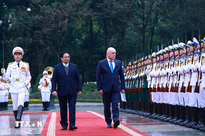 Thủ tướng Phạm Minh Chính và Thủ tướng New Zealand Christopher Luxon duyệt Đội danh dự Quân đội nhân dân Việt Nam. (Ảnh: Dương Giang/TTXVN)  