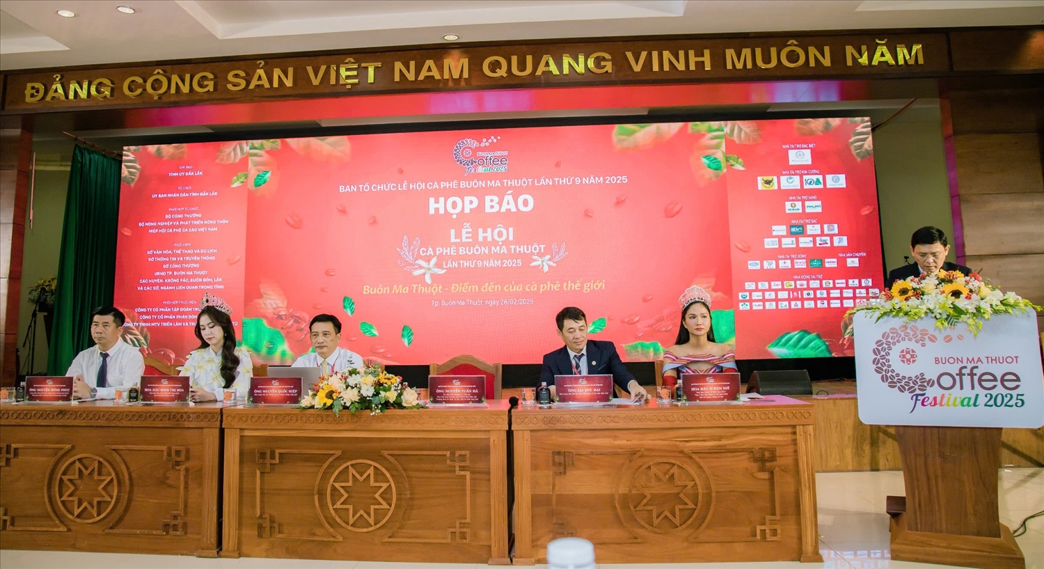 Đại diện các sở, ngành, đại sứ Lễ hội cà phê chủ trì họp báo