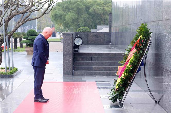 Thủ tướng New Zealand Christopher Luxon thagrave;nh kiacute;nh tưởng niệm Chủ tịch Hồ Chiacute; Minh. Ảnh: Phạm Kiecirc;n.TTXVN