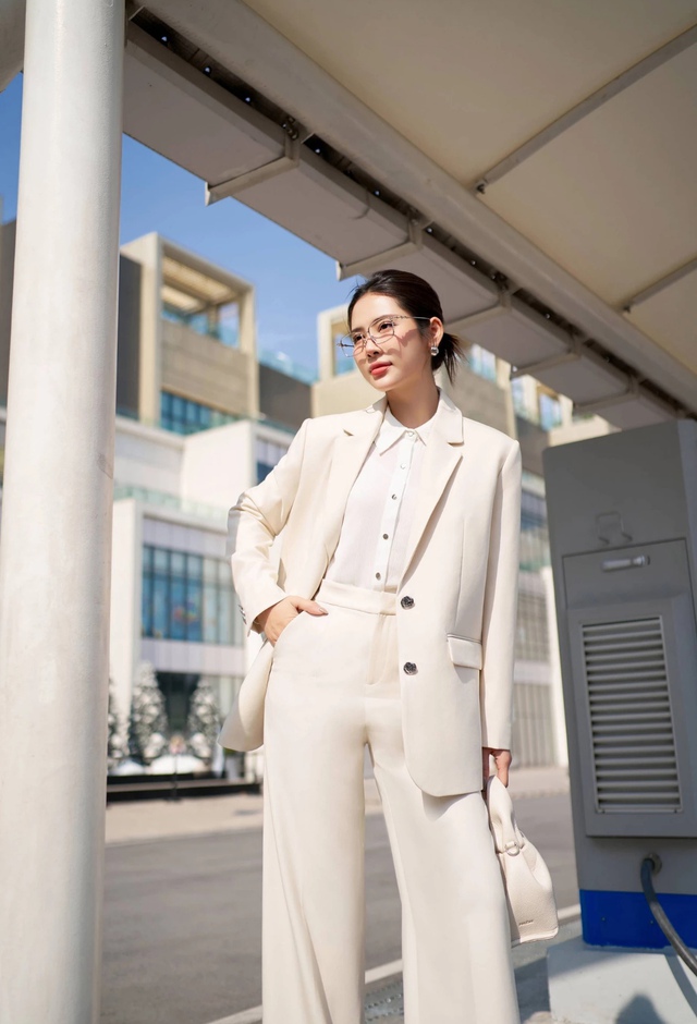 Lên đồ cá tính nơi công sở với áo blazer- Ảnh 7. Lên đồ cá tính nơi công sở với áo blazer- Ảnh 7.