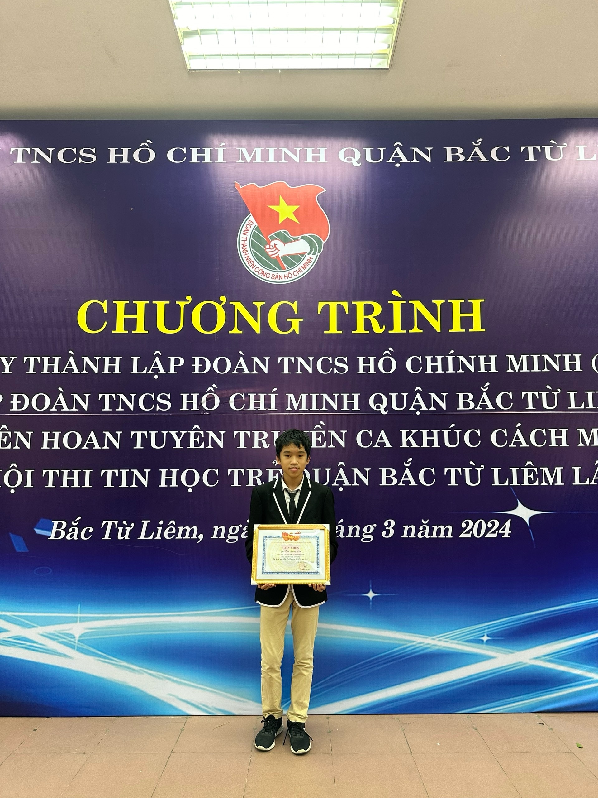 Một gia đình ở Hà Nội có 2 con siêu giỏi: Anh giành 2 HCV Olympic quốc tế, em thi học sinh giỏi vượt cấp - Ảnh 2.