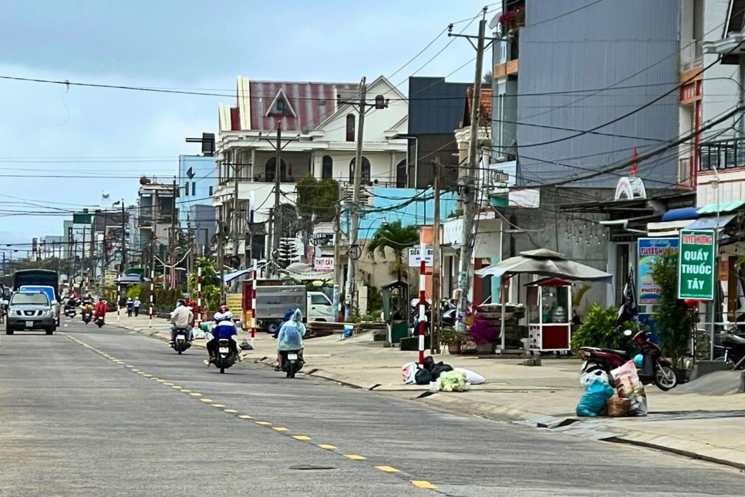 Dỡ 22 biển cấm đỗ xe ngày chẵn trên vỏn vẹn 1km đường