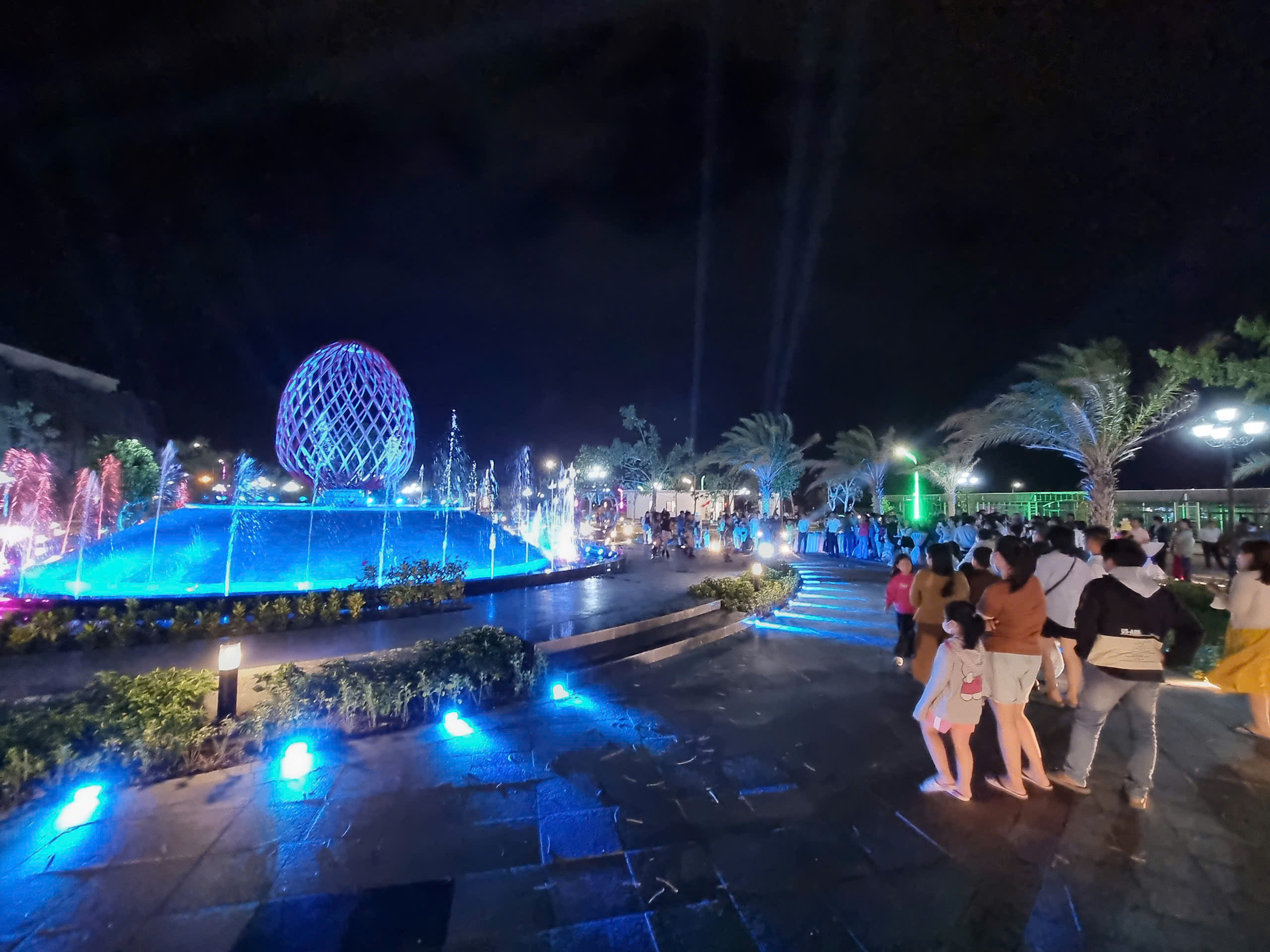 2 công viên ánh sáng hiện đại tại TP.Phan Rang - Tháp Chàm chính thức hoạt động- Ảnh 1. 2 công viên ánh sáng hiện đại tại TP.Phan Rang - Tháp Chàm chính thức hoạt động- Ảnh 1.