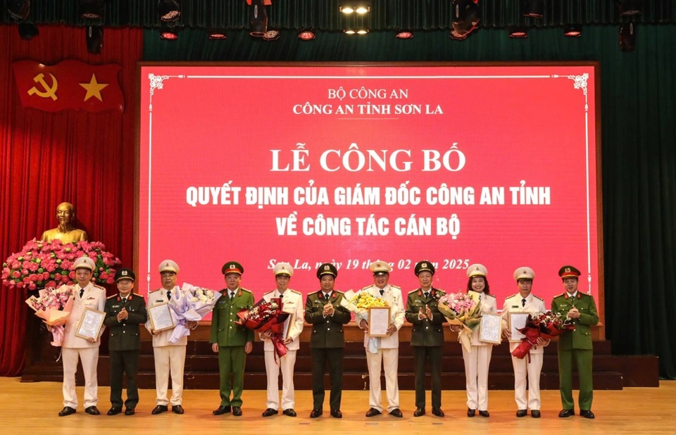 Ban Giám đốc Công an tỉnh Sơn La tặng hoa các cán bộ công an xin nghỉ hưu trước thời hạn. Ảnh: CA Sơn La