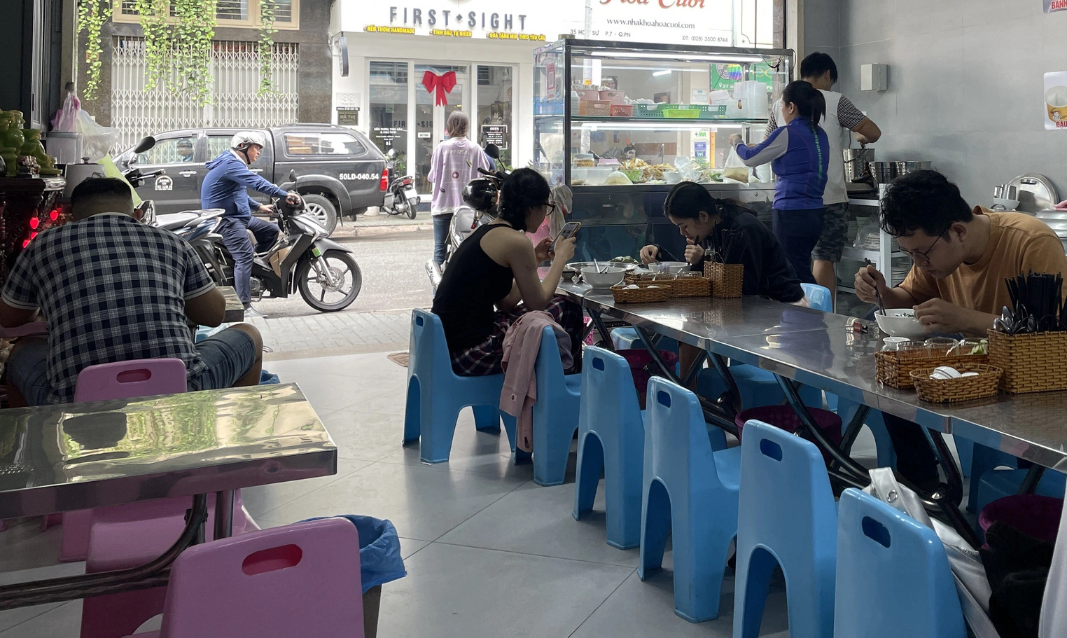 Ăn bánh bèo chén, bánh canh hẹ mà nhớ Phú Yên - Ảnh 4.