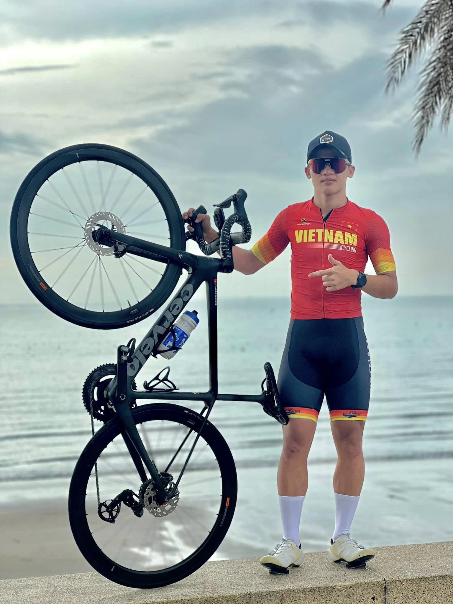 Dàn xe đội Việt Nam cháy, mất hàng tỉ đồng: BTC chuyển gấp 27 xe về nơi đấu cách 380 km- Ảnh 6. Dàn xe đội Việt Nam cháy, mất hàng tỉ đồng: BTC chuyển gấp 27 xe về nơi đấu cách 380 km- Ảnh 6.