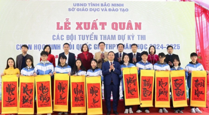 Ông Nguyễn Thế Sơn, Giám đốc Sở GD&ĐT Bắc Ninh cùng Ban Giám hiệu Trường THPT Chuyên Bắc Ninh, chụp ảnh lưu niệm với học sinh dự thi.