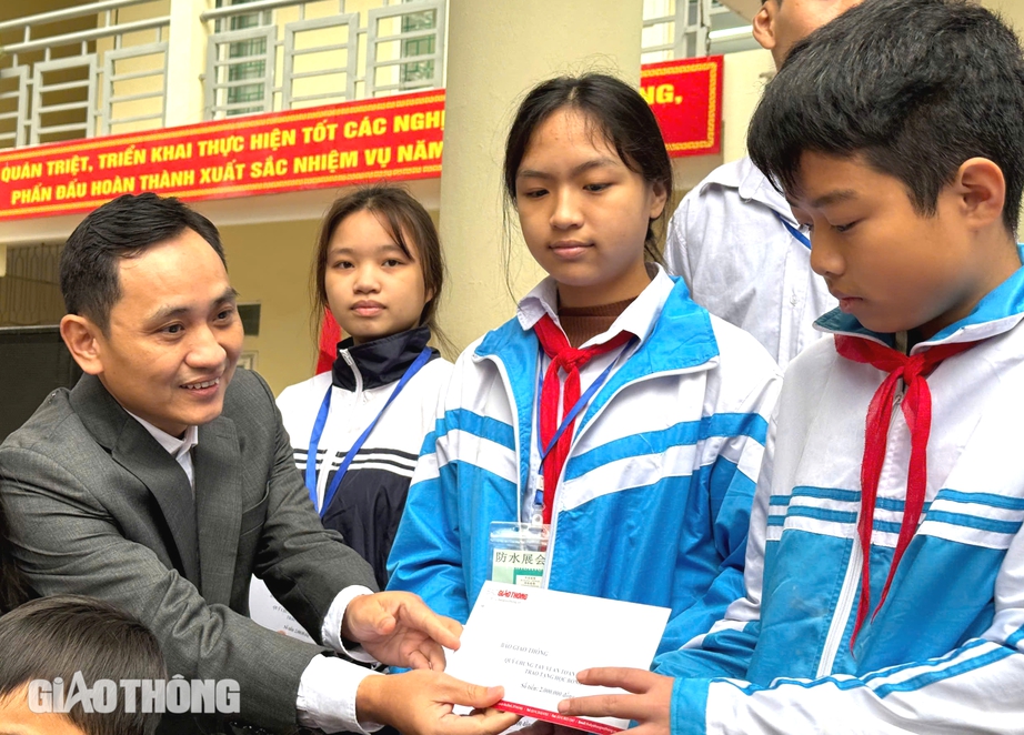 bao giao thong trao 42 suat hoc bong toi con em nan nhan tai nan giao thong o ninh binh hinh 1