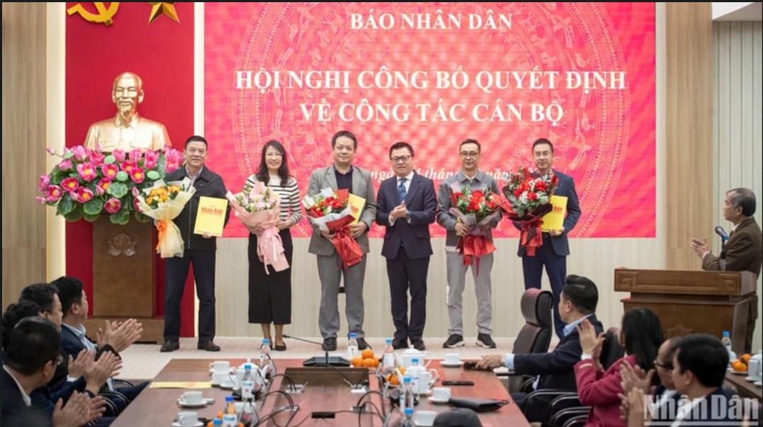 bao nhan dan cong bo quyet dinh ve cong tac can bo doi voi truong pho cac ban don vi hinh 1