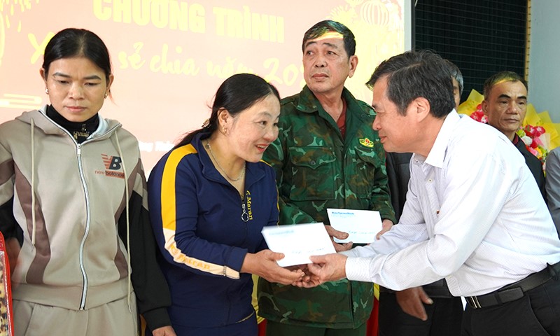 bao quang binh to chuc chuong trinh xuan se chia tai xa truong thuy hinh 1