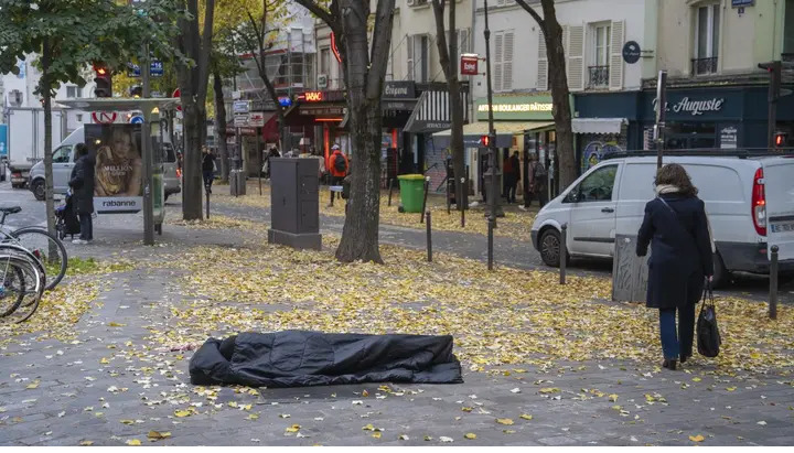 bat giu thieu nu nem con moi sinh ra ngoai cua so o paris hinh 1