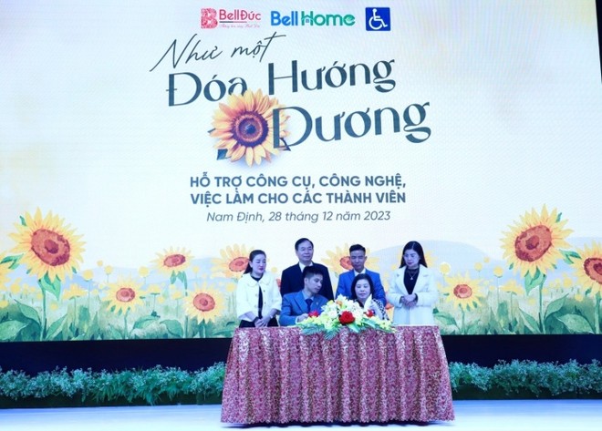 Dự án “Như một đóa hướng dương” hỗ trợ công cụ, việc làm cho người khuyết tật