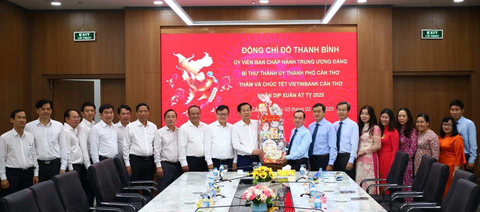 Ông Đỗ Thanh Bình, Ủy viên Ban Chấp hành Trung ương Đảng, Bí thư Thành ủy Cần Thơ cùng đoàn công tác đã đến thăm và chúc Tết Vietinbank chi nhánh Cần Thơ. Ảnh: Hồng Thắm