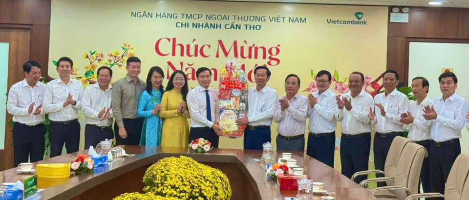 Ông Đỗ Thanh Bình,  Bí thư Thành ủy Cần Thơ cùng đoàn công tác đã đến thăm và chúc Tết Vietcombank chi nhánh Cần Thơ. Ảnh: Hồng Thắm