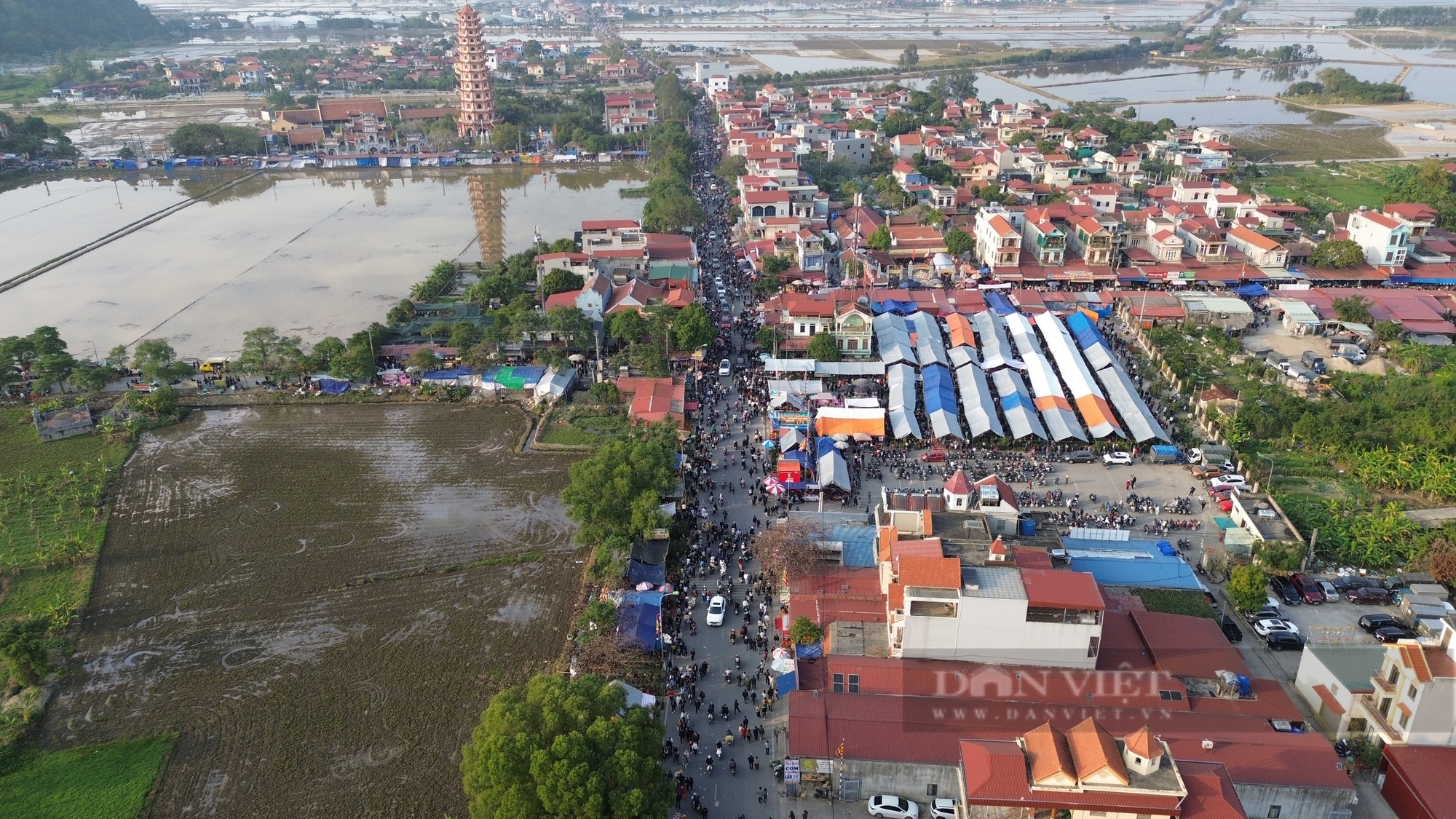 Biển người đổ về chợ Viềng - Phủ Dầy từ sớm, lực lượng chức năng tổ chức 38 chốt kiểm soát giao thông - Ảnh 1.