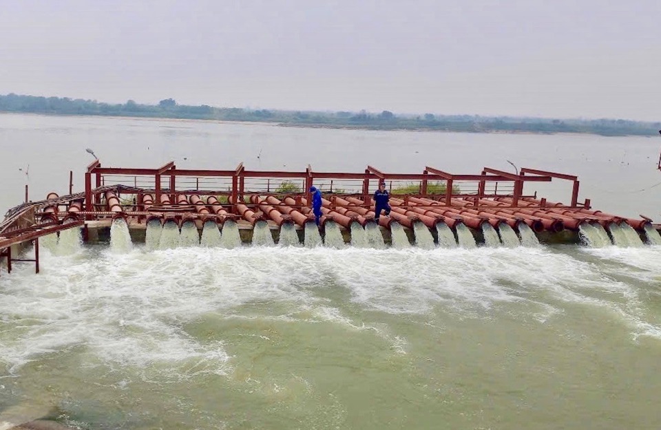 Vận hành trạm bơm dã chiến Bá Giang (huyện Hoài Đức) lấy nước vụ Xuân 2025.