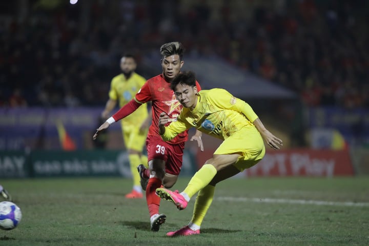 CLB Thanh Hóa (áo vàng) hòa Hà Tĩnh 0-0.