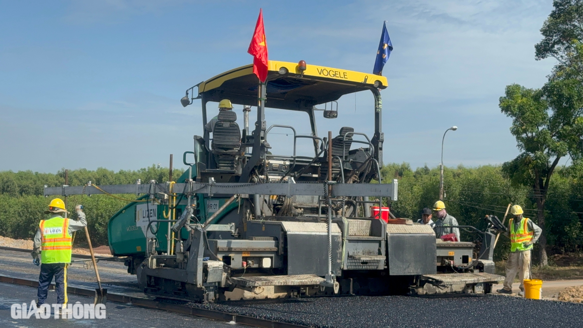 Các công trường lớn sôi động trở lại từ ngày mùng 6 Tết- Ảnh 1. Các công trường lớn sôi động trở lại từ ngày mùng 6 Tết- Ảnh 1.