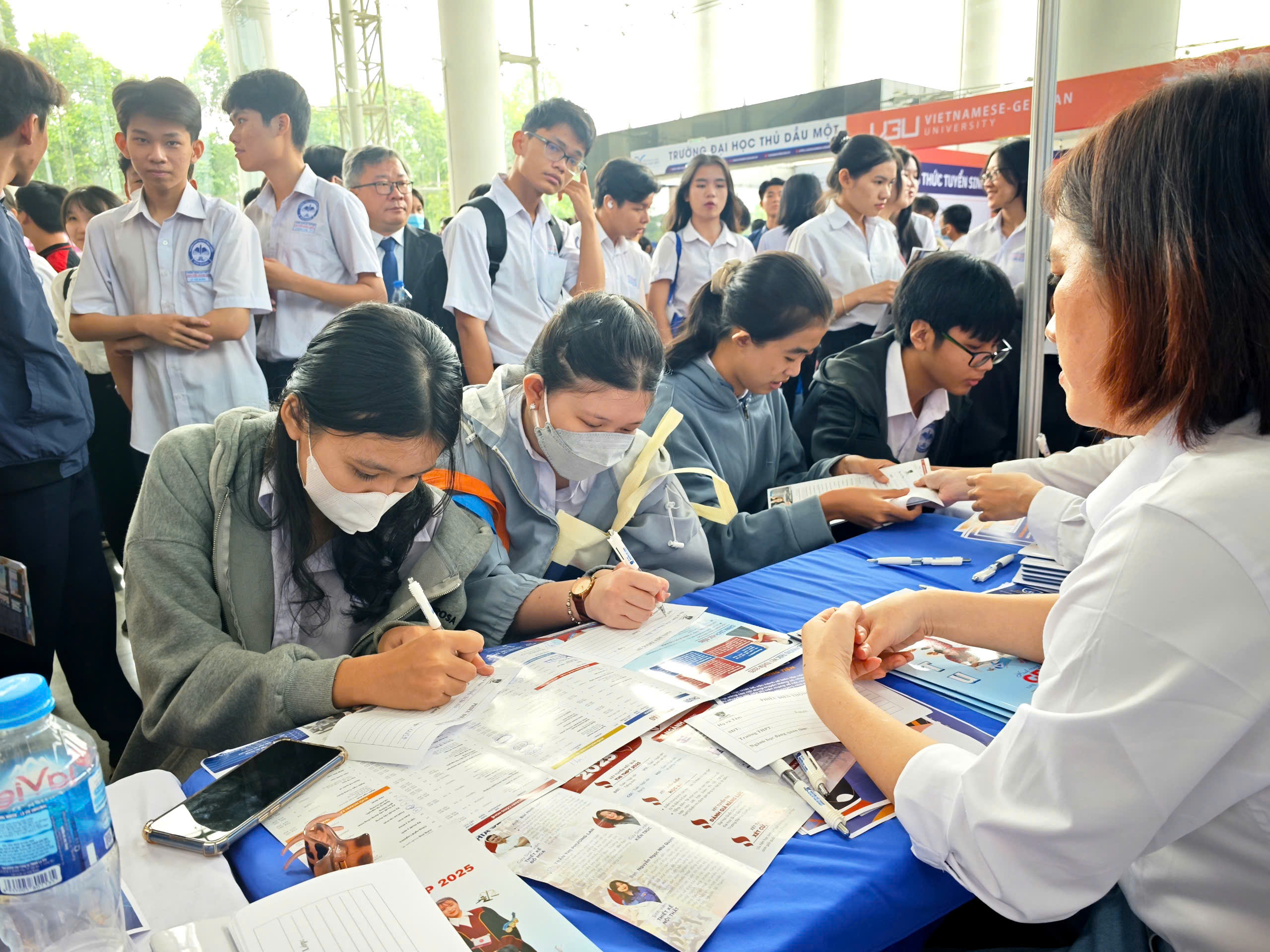 'Cấm dạy thêm học thêm có phải mất cần câu cơm không?'- Ảnh 1. 'Cấm dạy thêm học thêm có phải mất cần câu cơm không?'- Ảnh 1.