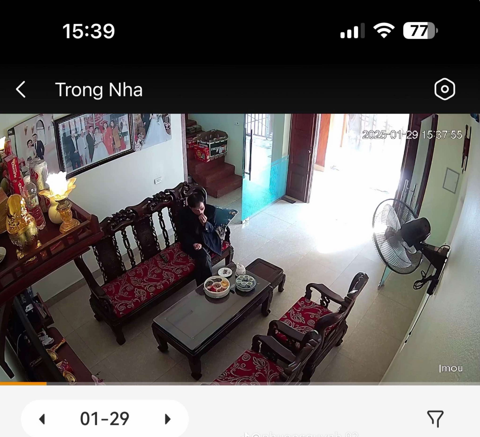 Check camera nhà bố ngày mùng 1 Tết, cảnh tượng tại phòng khách khiến cô gái nghẹn đắng - Ảnh 1.