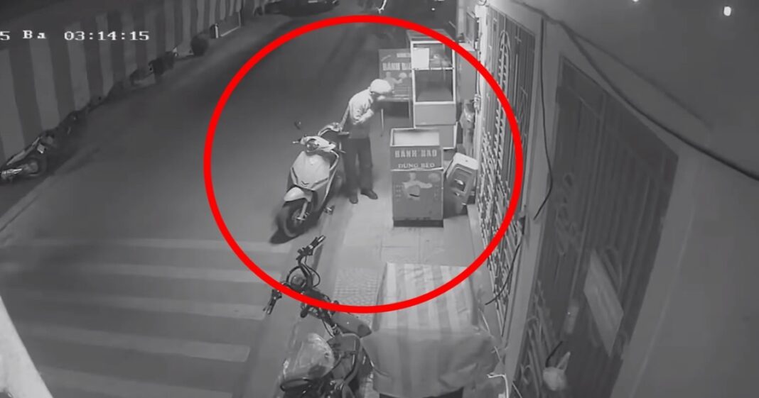 Chủ nhà cho xe điện sạc nhờ và hành động vái lạy cảm ơn 3h sáng của tài xế