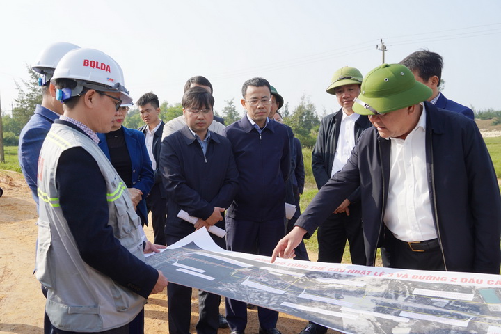 Chủ tịch UBND tỉnh Quảng Bình Trần Phong (ngoài cùng, phải ảnh) yêu cầu các đơn vị liên quan kịp thời xử lý những vấn đề phát sinh trong quá trình triển khai Dự án thành phần 2 - Cầu Nhật Lệ 3 và đường 2 đầu cầu 