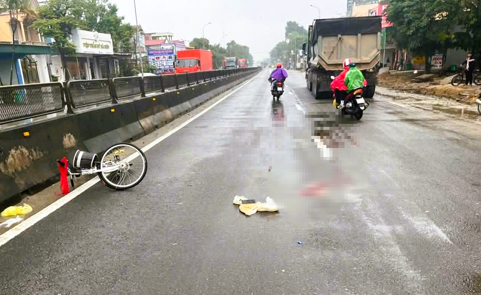 Chuyển hướng thiếu quan sát, một học sinh bị xe đầu kéo tông tử vong khi đi học về- Ảnh 1.